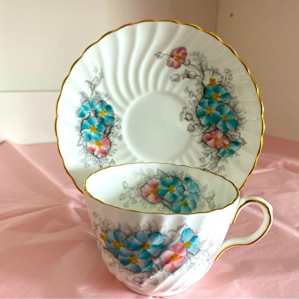 Vtg Aynsley Bone China Teacup and Saucer in White Swirl Pattern “Primula”